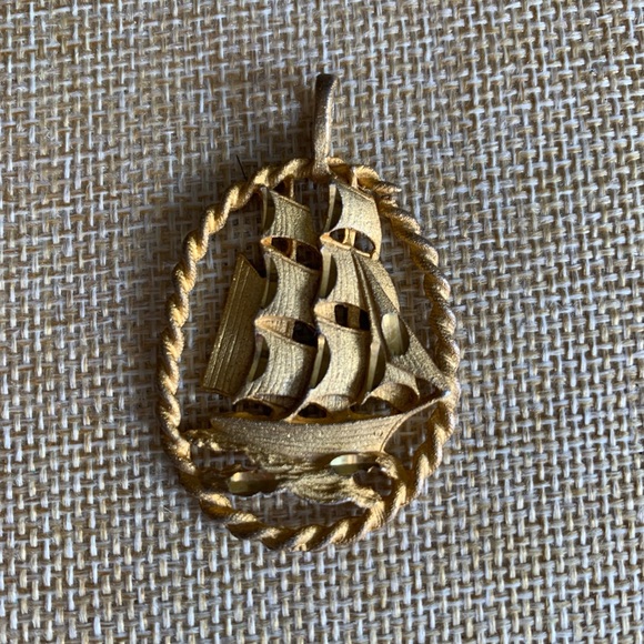 Vintage Gold-Tone Tall Ships Sailboat Pendant - Picture 4 of 5
